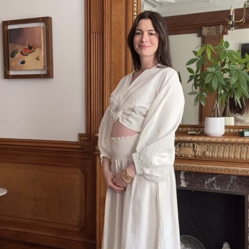 Anne Hathaway Terima Hadiah Bayi Mungil Berkonsep Film Terbaru