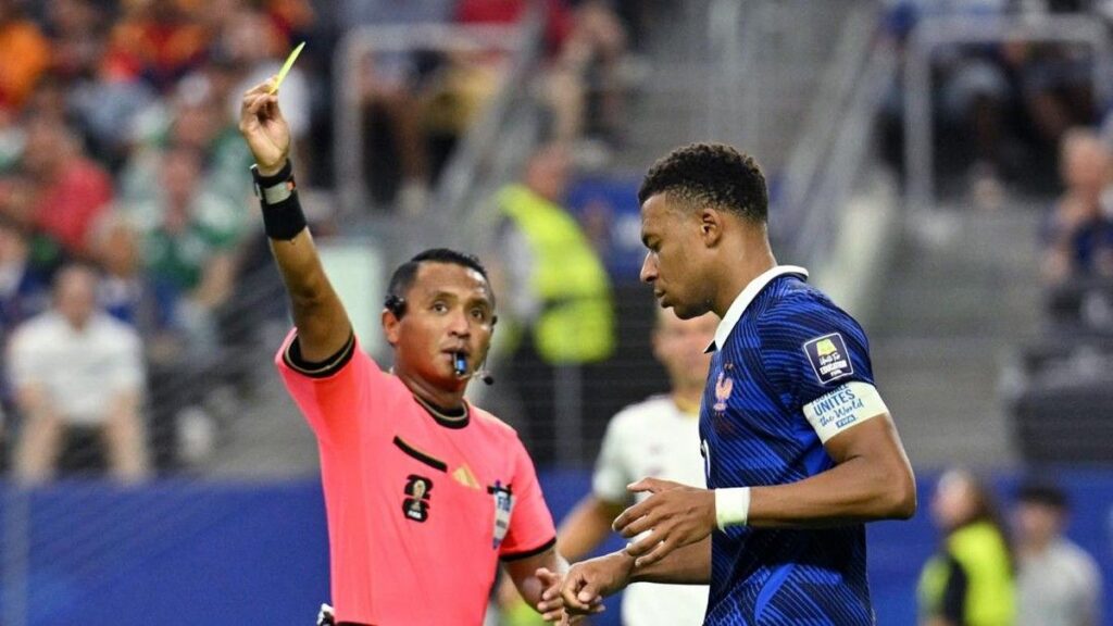 Kylian Mbappe Terima Kartu Kuning Akibat Melanggar Unai Simon