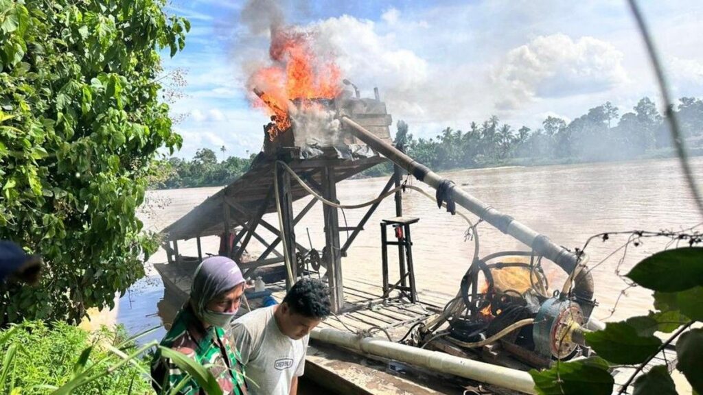 Polres Kuansing Musnahkan 12 Rakit Penambangan Emas Ilegal di Sungai Kuantan