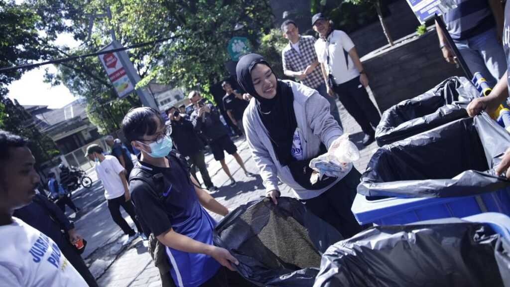 Persib Bandung Perkenalkan Balsa Sekulic Lewat Gerakan Bersih-Bersih Jalan
