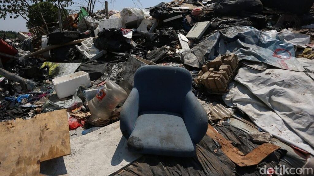 DLH DKI Sanksi Dua Perusahaan Sampah Ilegal di Penjaringan