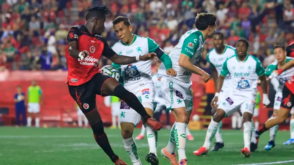 Benturan Kepala Porozo dan Alvarado Warnai Laga Xolos vs Leon