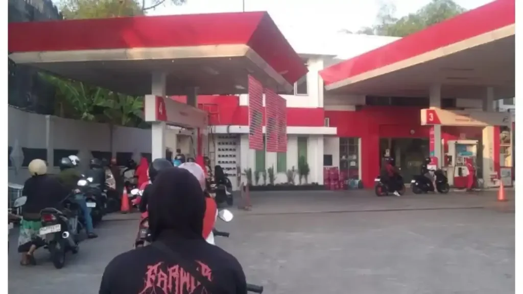 Antrean Pertalite Mengular di SPBU Solo Usai Kenaikan Harga Pertamax