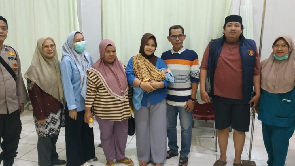 Polres Banyuasin Evakuasi Bayi Perempuan yang Ditelantarkan di Desa Talang Ipuh