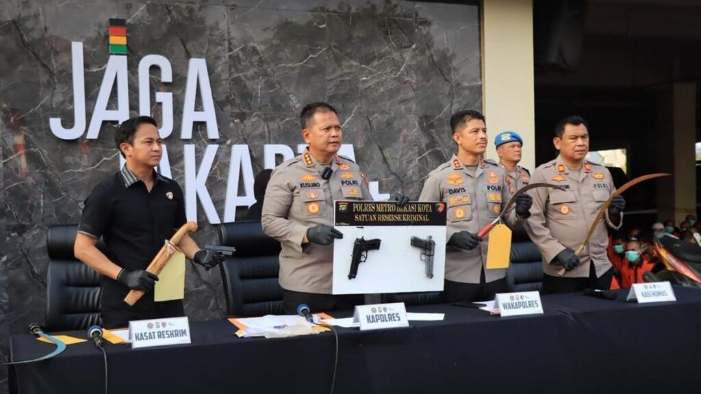 Polisi Menangkap Tiga Pelaku Tawuran Bersenjata Tajam di Bekasi Timur