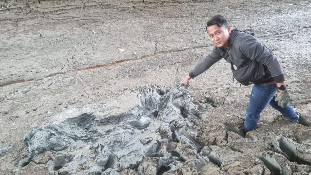 Warga Temukan Mayat Bertato Terbenam Lumpur di Sungai Babakan Brebes