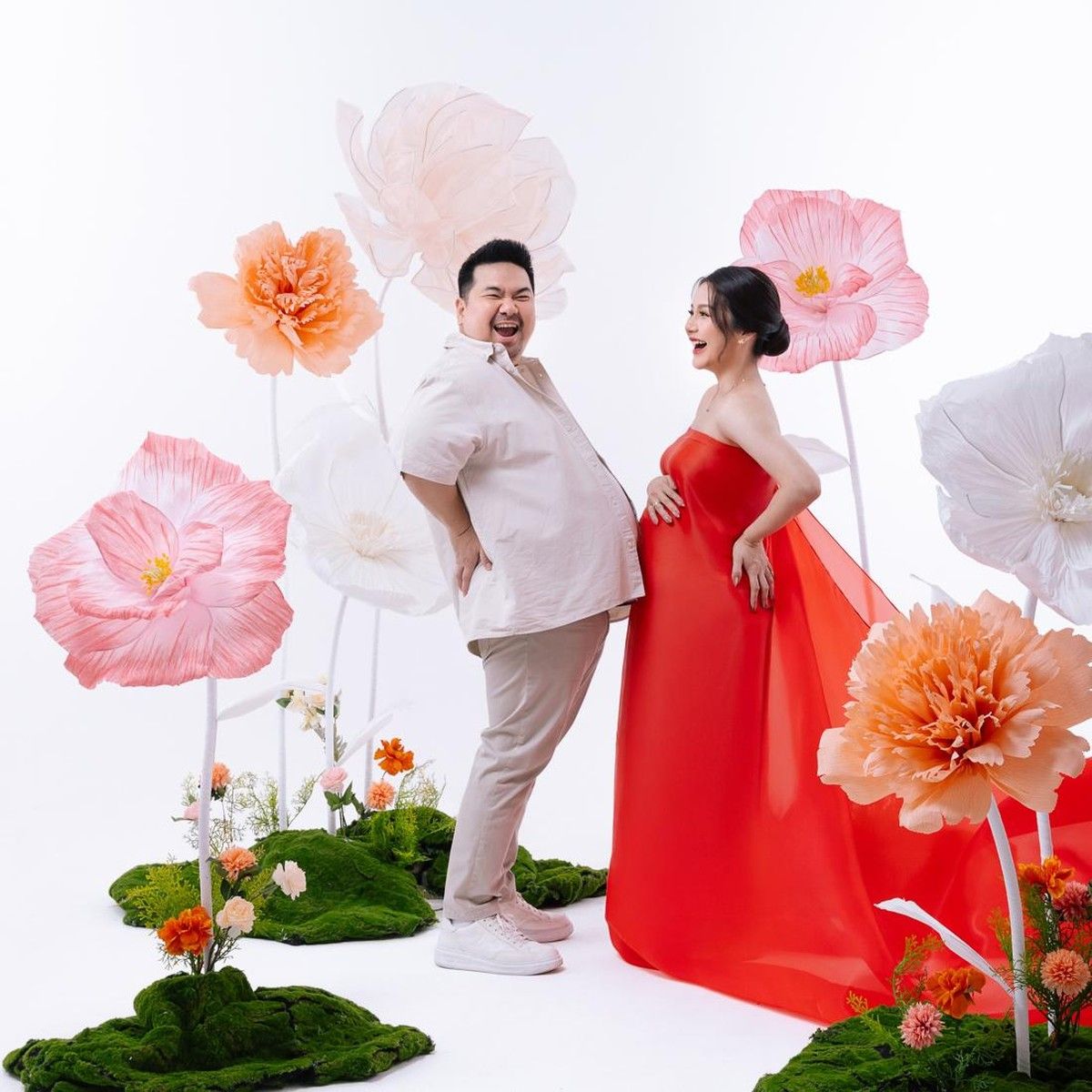 Sambut Anak Ketiga, Nex Carlos dan Istri Gelar Maternity Shoot Ceria