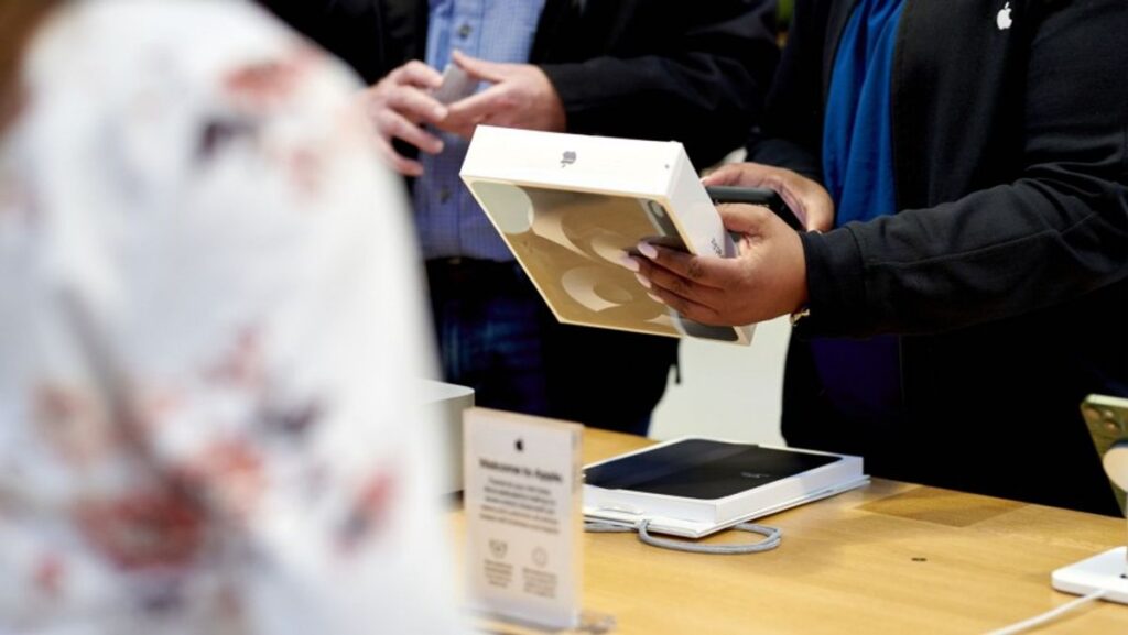 Apple Uji iPad Pro Baru dan Siapkan MacBook Pro Desain Segar