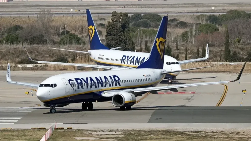 Jendela Kabin Ryanair Lepas Saat Terbang Pesawat Boeing 737 NG Mendarat Darurat