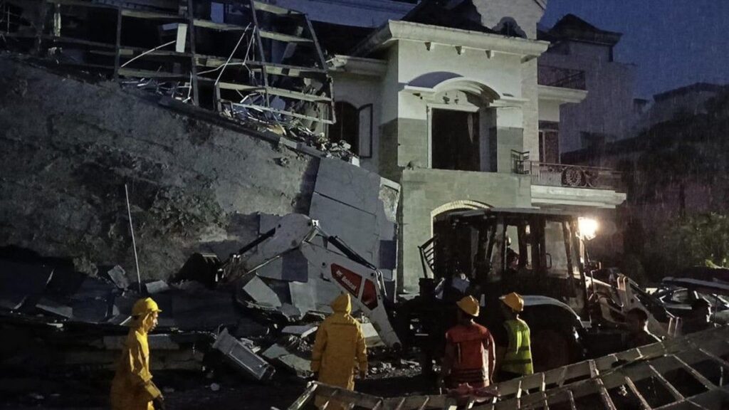Tim SAR Evakuasi Korban Ledakan Rumah Mewah di Grand Polonia Medan