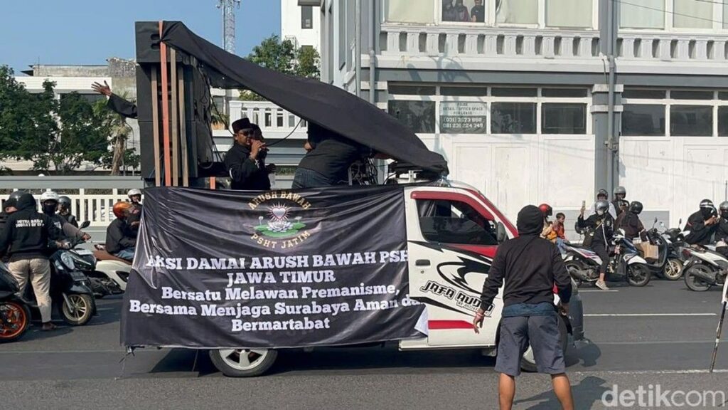 Massa PSHT Mendatangi Polrestabes Surabaya Tuntut Keadilan