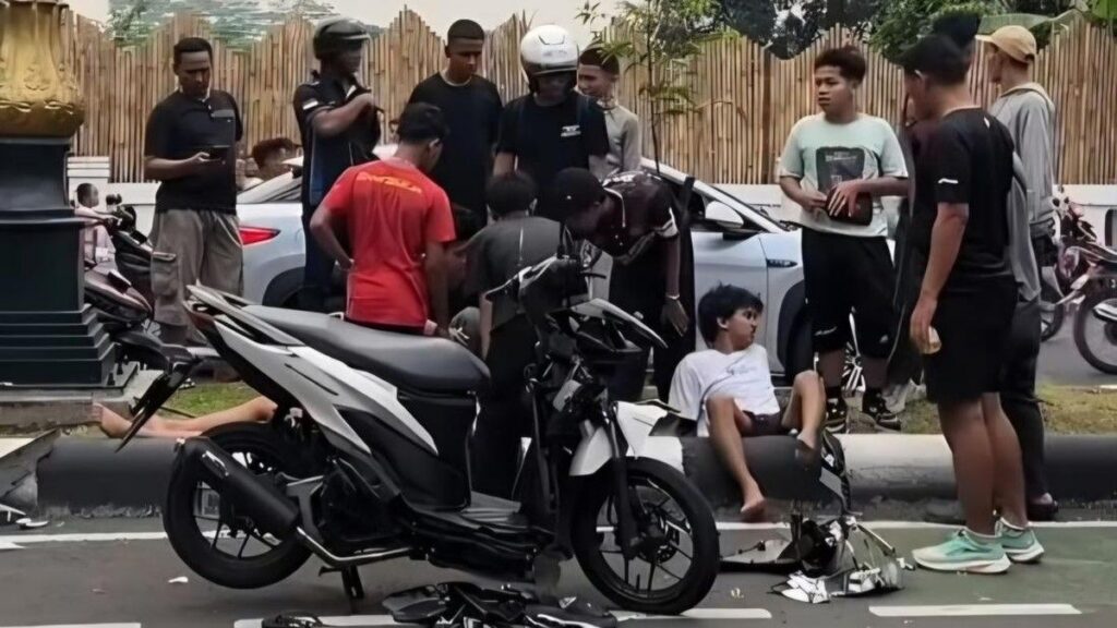 Pengendara Motor Lawan Arah Picu Tabrakan di Pakansari Bogor