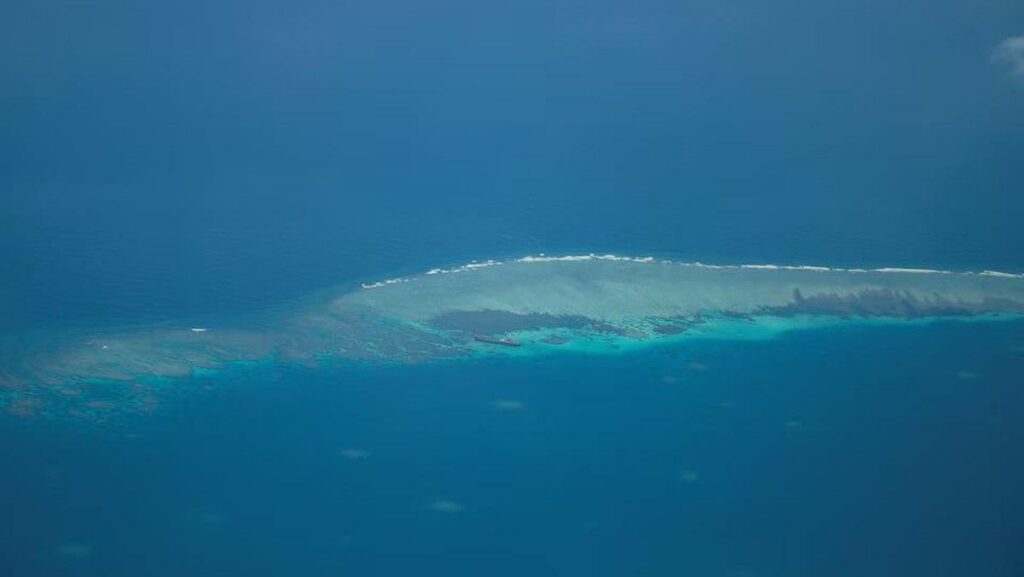 Penjaga Pantai China Pukul Personel Militer Filipina Pakai Tongkat