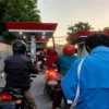 Antrean Pengisian Pertalite Mengular di SPBU Klodran Karanganyar