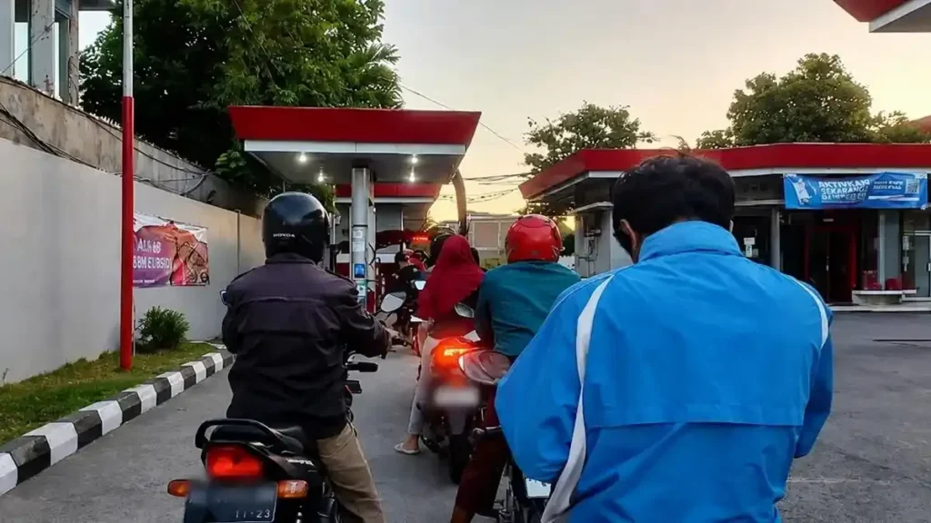 Antrean Pengisian Pertalite Mengular di SPBU Klodran Karanganyar