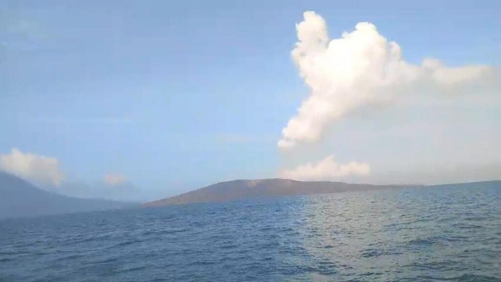 Status Gunung Anak Krakatau Naik Jadi Siaga Level Tiga