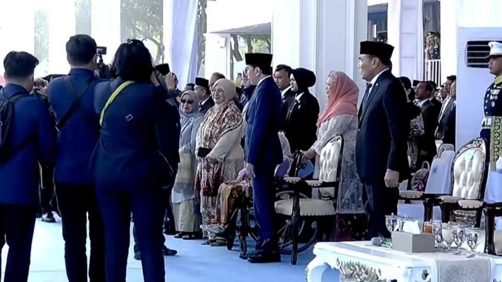 Momen Saling Hormat Prabowo dan Jokowi di Hari Bhayangkara Ke-80 Jadi Sorotan