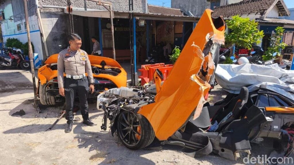 Mobil McLaren Youtuber Andra ST Terbelah Dua Akibat Kecelakaan Tunggal