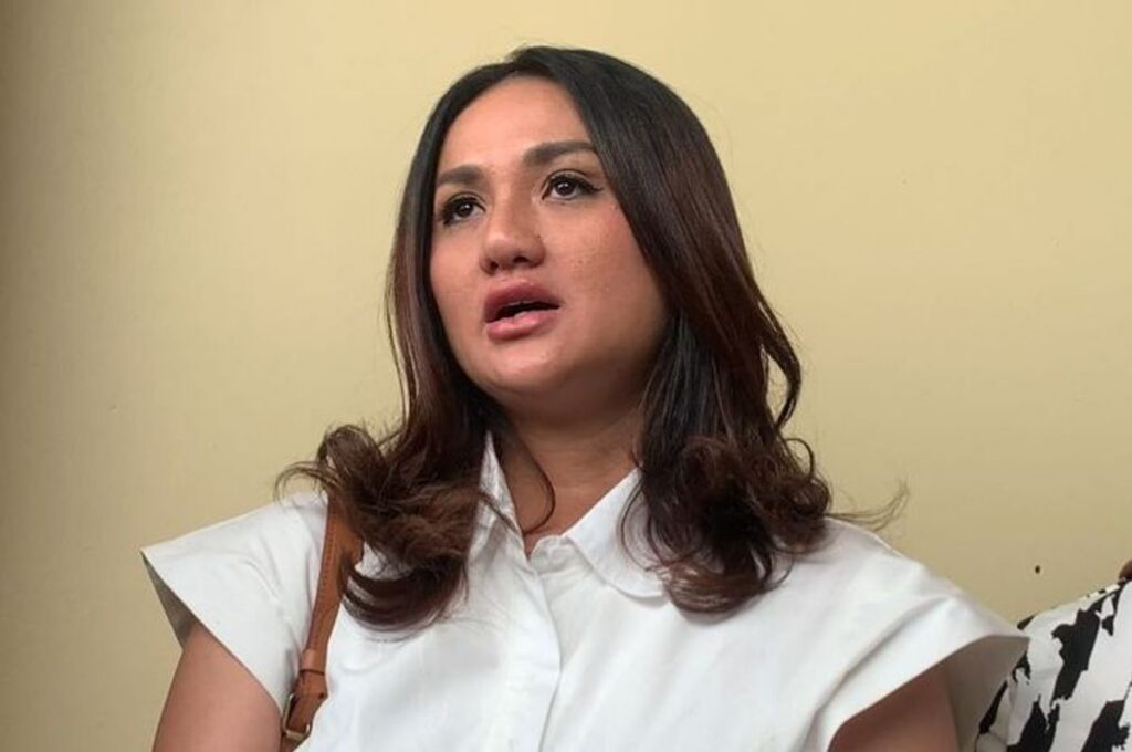 Sarah Gibson Klarifikasi Isu Perselingkuhan Suami dan Sebut Inisial C