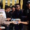 Polwan Polda Metro Jaya Sambut Koalisi Masyarakat Sipil dengan Bunga