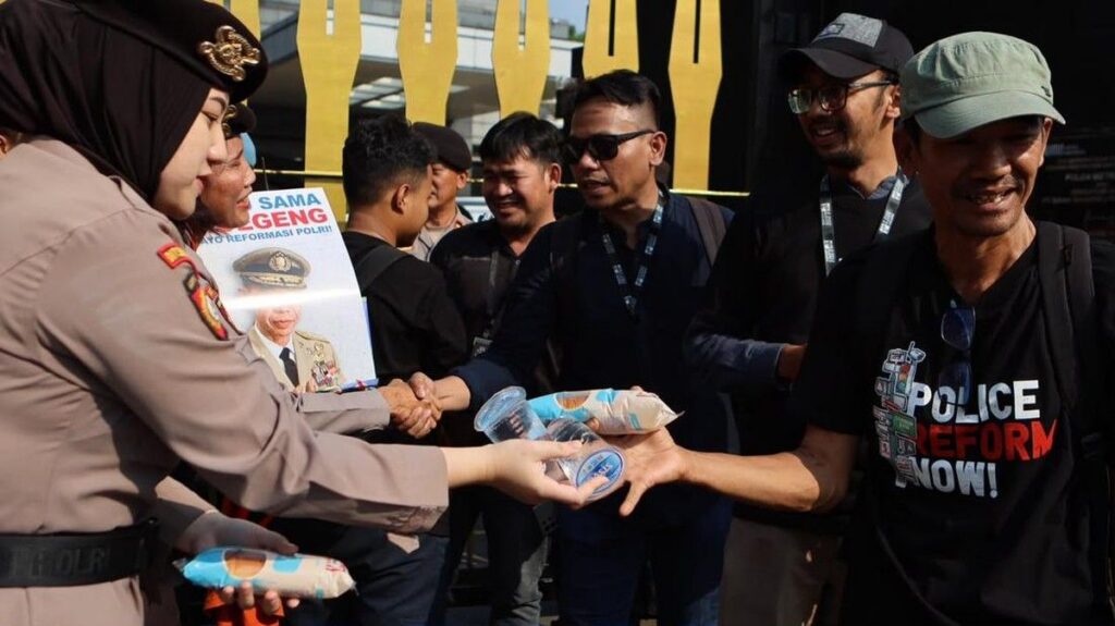 Polwan Polda Metro Jaya Sambut Koalisi Masyarakat Sipil dengan Bunga