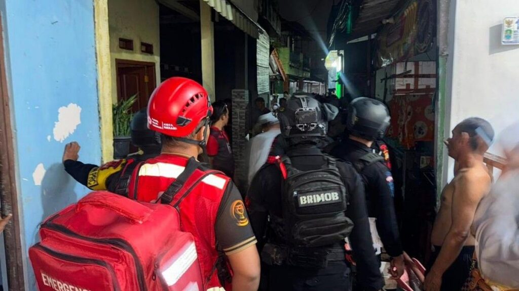 Brimob Polda Metro Jaya Padamkan Kebakaran Rumah di Bekasi Barat
