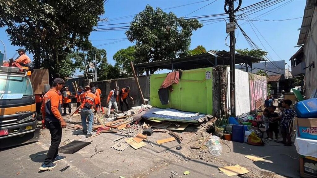 Satpol PP Kabupaten Bogor Bongkar 15 Bangunan Liar di Sukaraja
