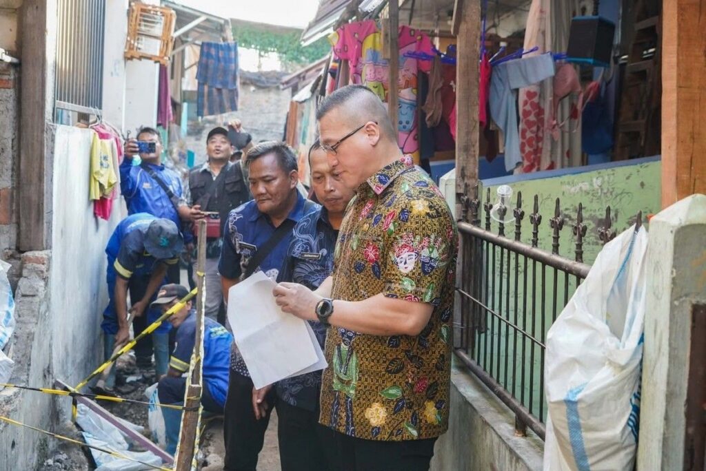 Hardiyanto Kenneth Bantu Anak Disabilitas Saat Tinjau Saluran Air
