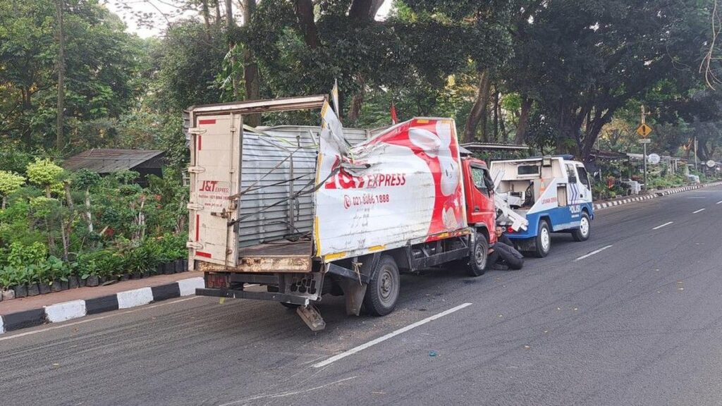 Truk Paket Terguling di Jalan Raya Bogor Akibat Hindari Minibus