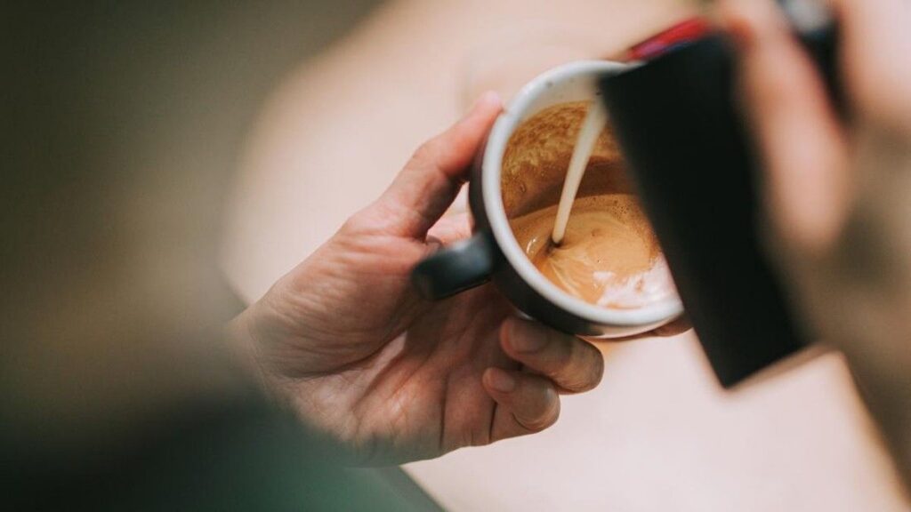 Dokter Jelaskan Keamanan Suami Minum ASI Istri yang Dicampur Kopi