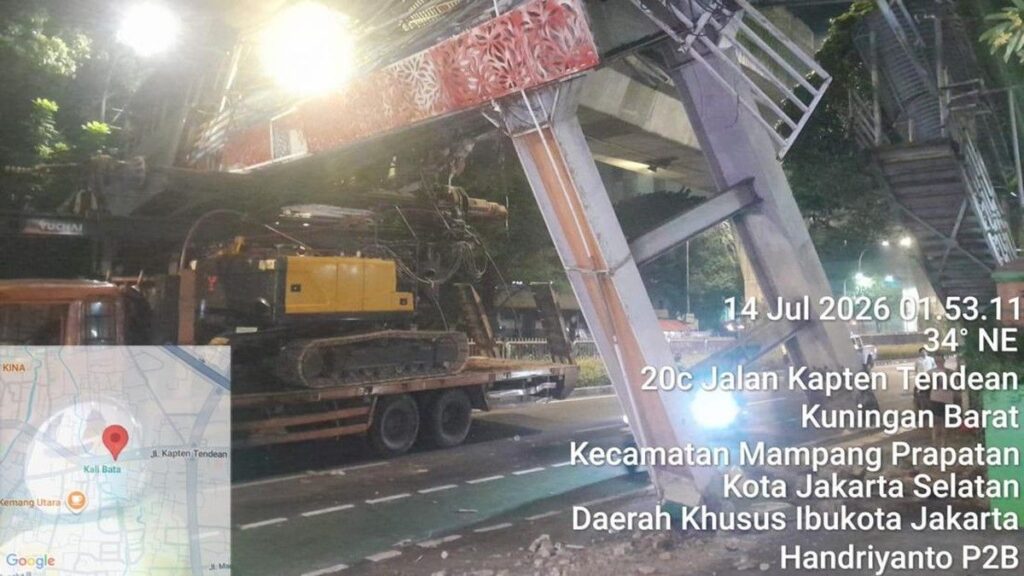 Truk Pengangkut Ekskavator Tabrak JPO di Jalan Kapten Tendean