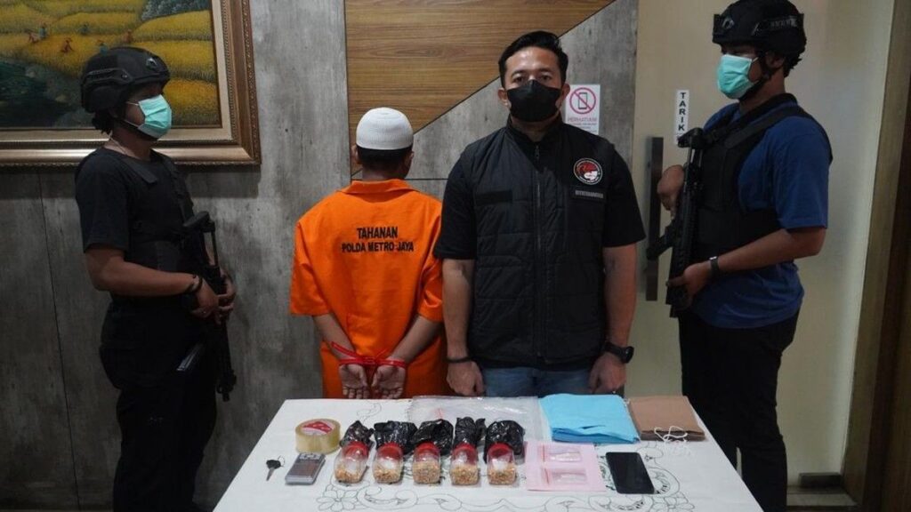 Polda Metro Jaya Tangkap Pengedar Sabu dalam Kemasan Pakan Burung