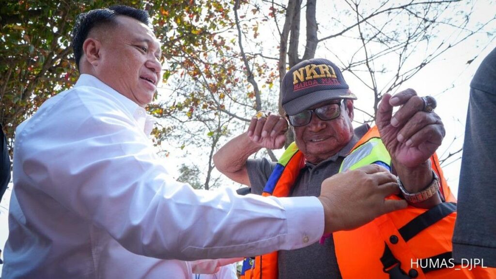 Kemenhub Salurkan Bantuan Alat Keselamatan Pelayaran di Cilacap