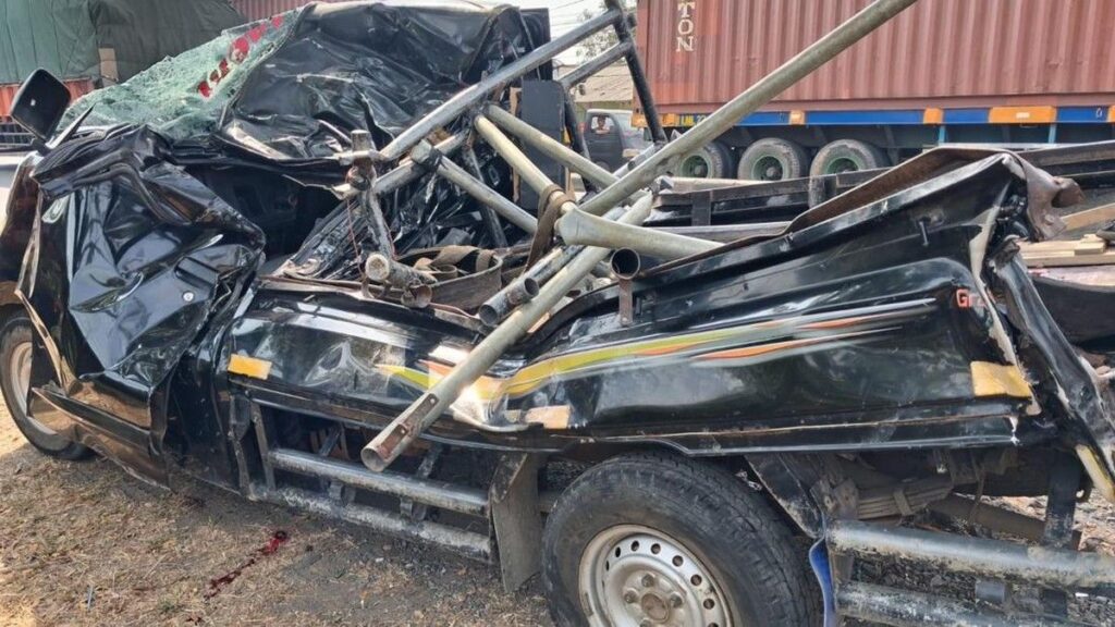 Truk Tabrak Pikap Pengangkut Penumpang di Indramayu