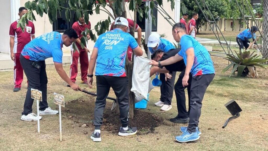 Sambut Hari Bhayangkara ke-80, Polda Sumsel Tanam 30 Pohon Produktif