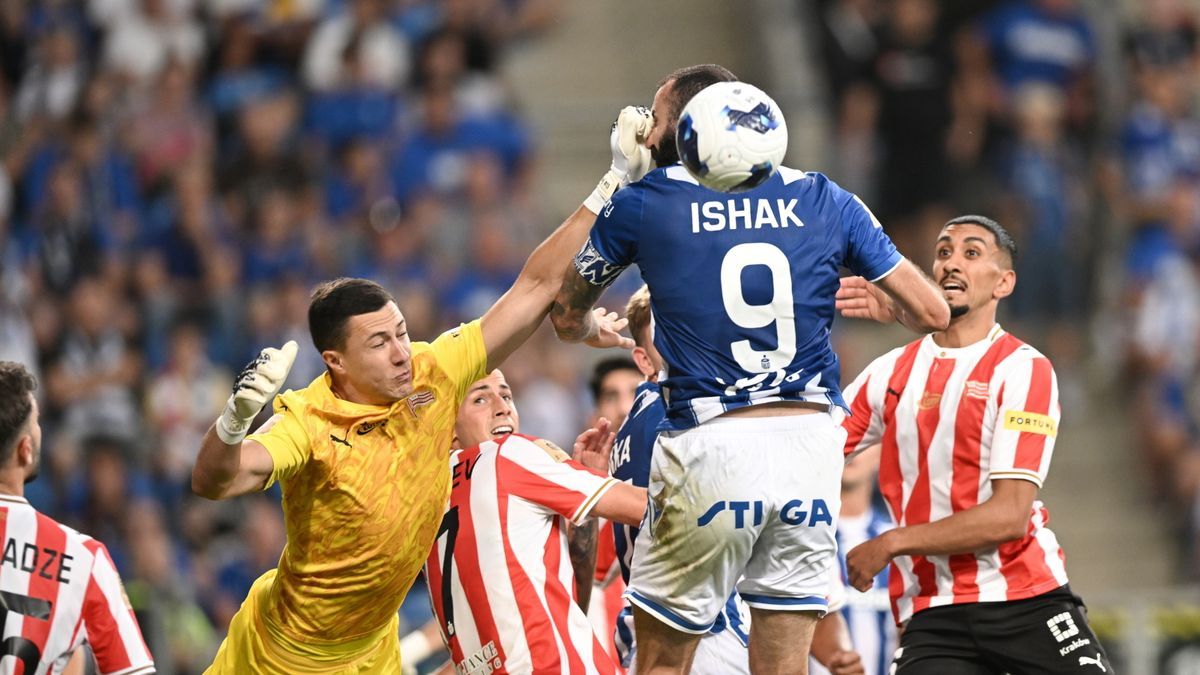 Lech Poznan Imbang 0-0 Lawan Cracovia usai VAR Batalkan Kartu Merah