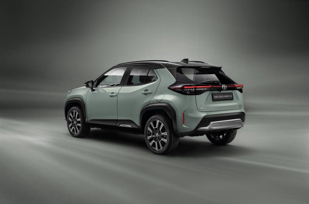 Adu Spesifikasi SUV Hybrid Mitsubishi XForce dan Toyota Yaris Cross