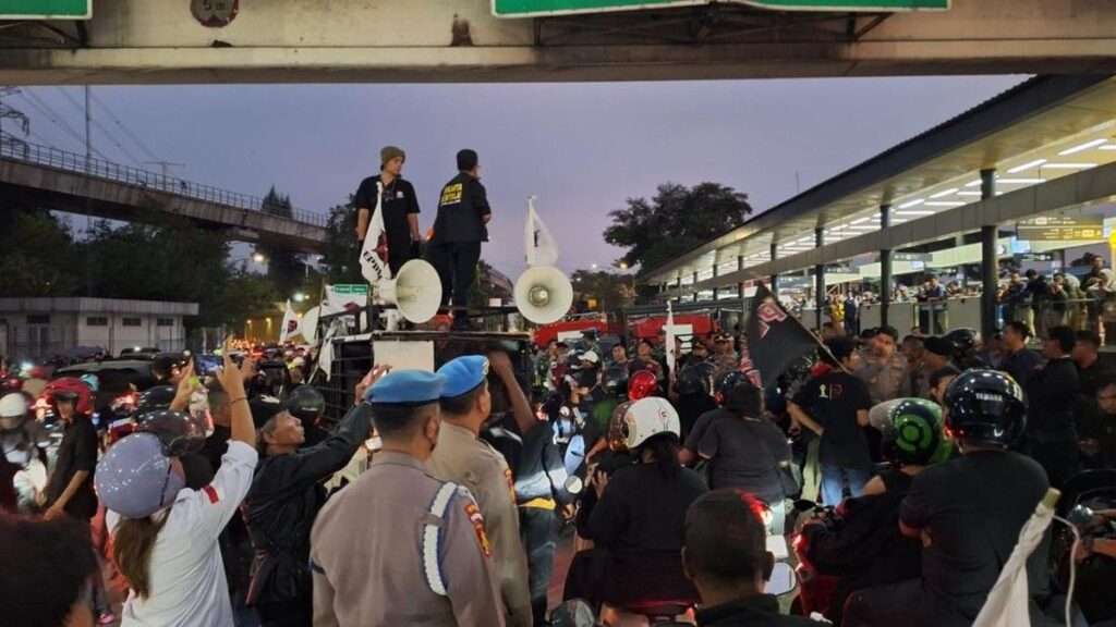 Warga Jalan Kwini VIII Demo Tolak Pengosongan Lahan di Kodam Jaya