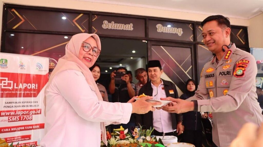 Polda Metro Jaya Bagikan Sembako di Bekasi Barat