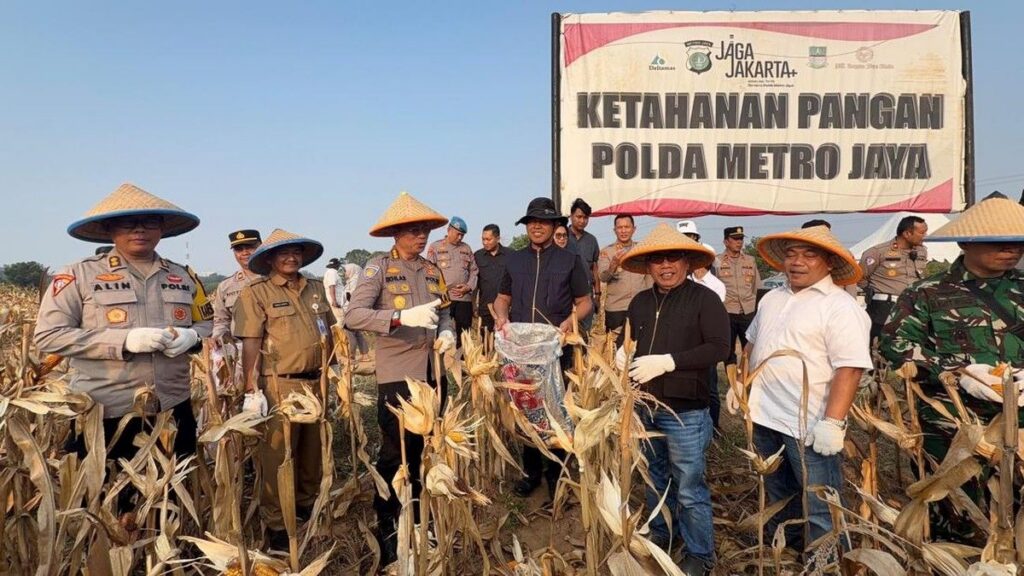 Polres Metro Bekasi Panen 20 Ton Jagung di Cikarang Pusat