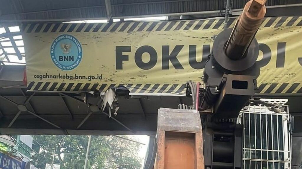 Truk Crane Tabrak JPO di Tendean hingga Nyaris Roboh