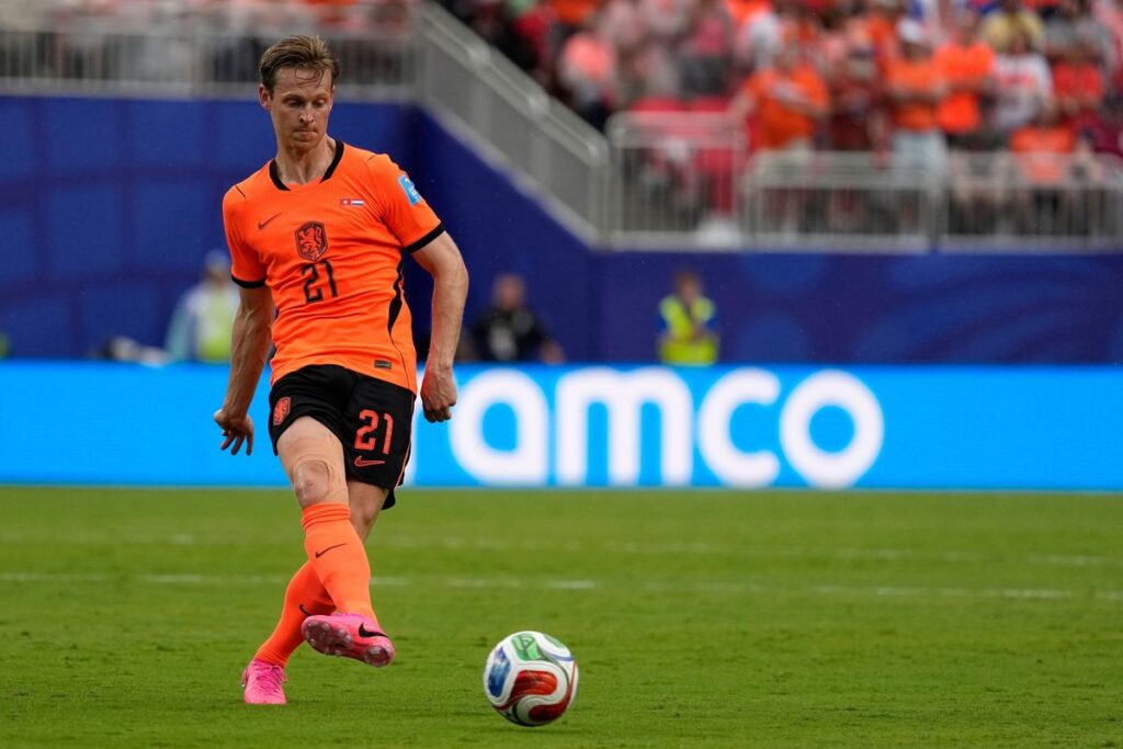 Frenkie de Jong Terancam Absen Empat Bulan Akibat Cedera Lutut