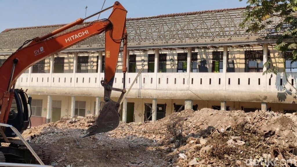 Pemkot Depok Bongkar Bangunan Lama SDN Pondok Cina 1