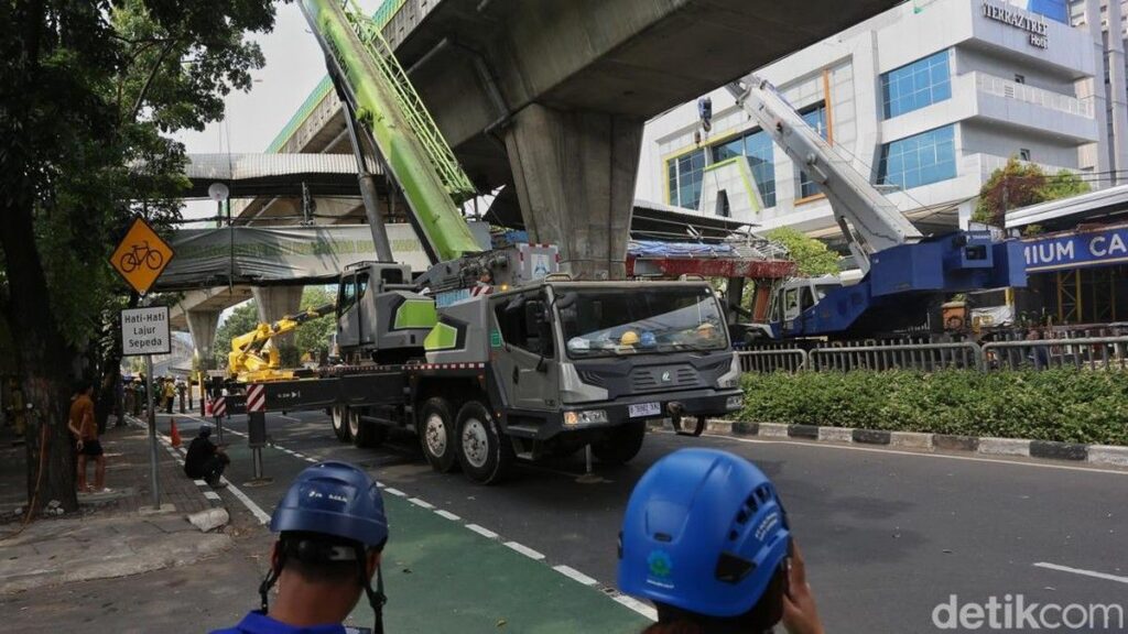 Pembongkaran JPO Tendean Hambat Operasional Bus Transjakarta Rute 13B
