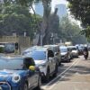Jembatan Penyeberangan Rusak Ditabrak Truk Picu Kemacetan Parah di Senopati