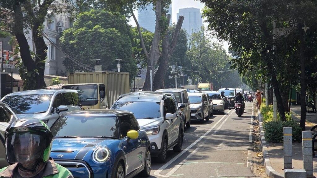 Jembatan Penyeberangan Rusak Ditabrak Truk Picu Kemacetan Parah di Senopati