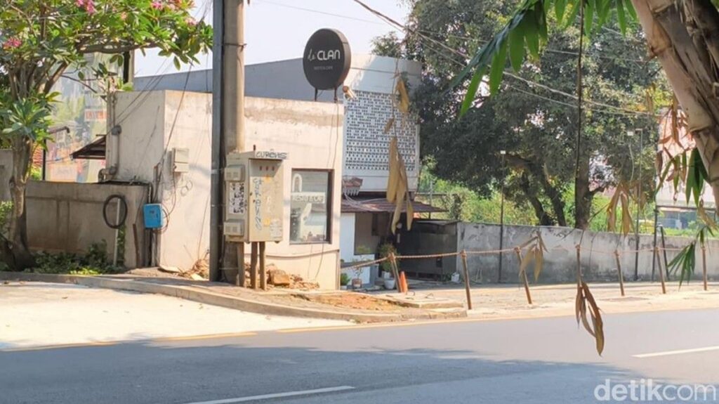 Cafe de Clan Depok Tutup Total dan Pasang Rantai di Area Parkir