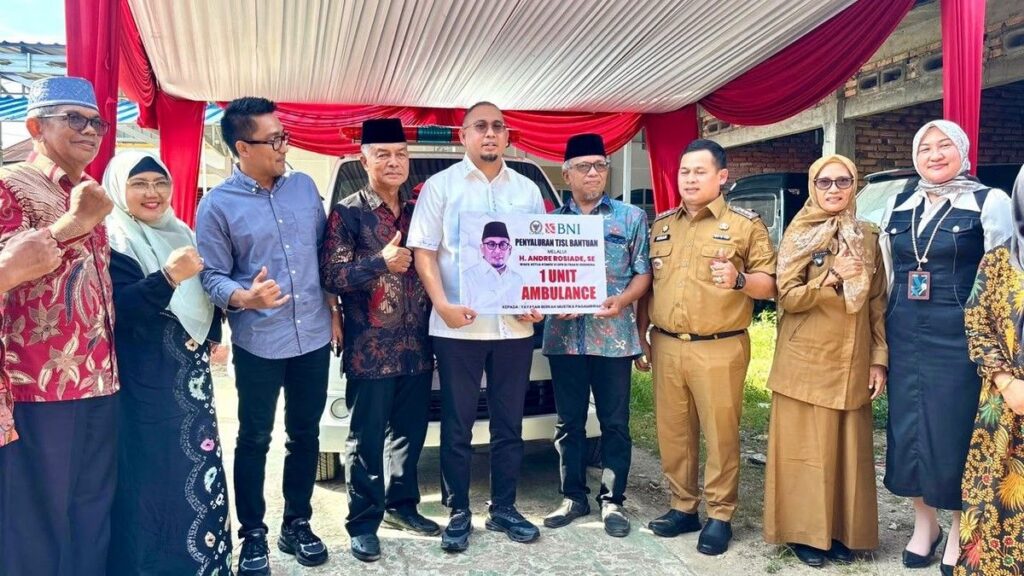Andre Rosiade Serahkan Ambulans Gratis untuk Warga Lubuk Begalung