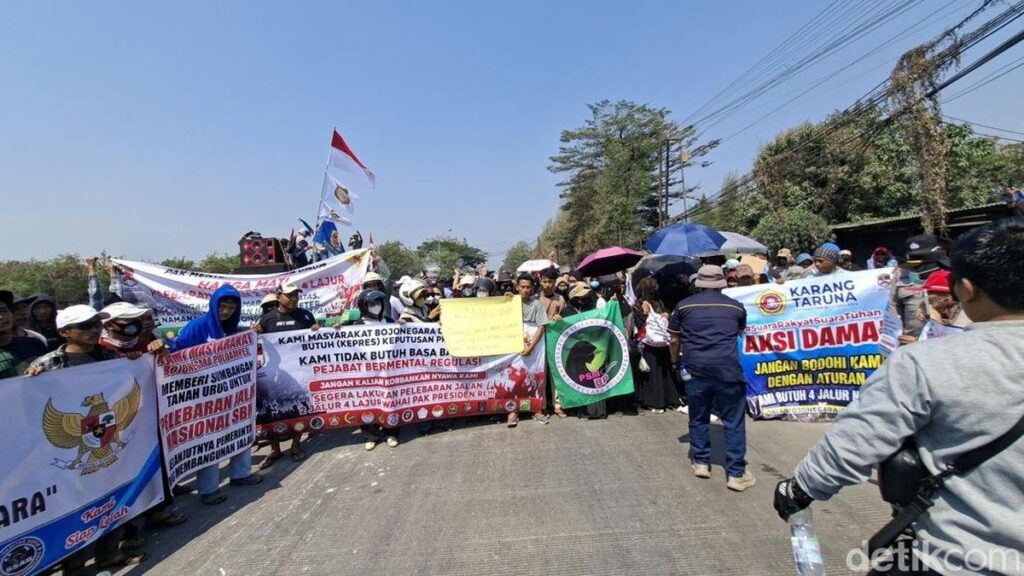 Warga Bojonegara Tuntut Pelebaran Jalan Bojonegara-Puloampel