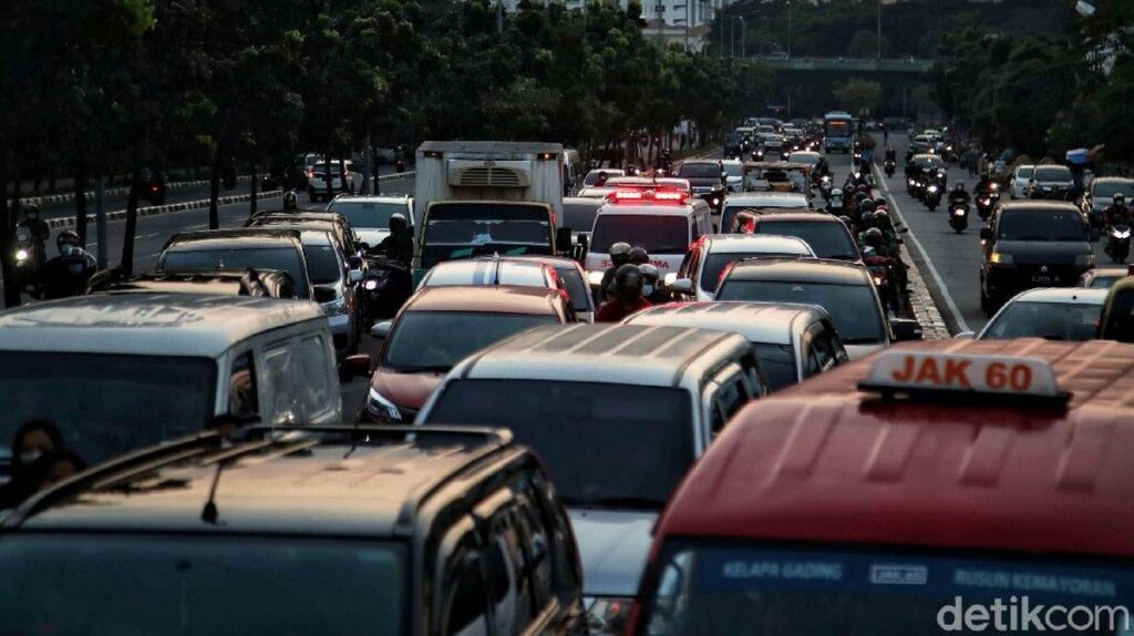 Aturan Kendaraan Prioritas dan Ketentuan Tilang Elektronik Lampu Merah